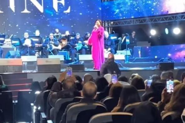 خسرت وزنها ورقصت على المسرح، شيرين تبدأ حفلها في الكويت بـ"حبيبي نساي" (فيديو وصور)الجمعة 29/نوفمبر/2024 - 09:37 م
أنطلق منذ قليل حفل النجمة شيرين عبد الوهاب ، في الكويت بعد غايب عن إحياء الحفلات الغنائية خلال الفترة الماضية ، وشهد الحفل إقبالا كبيرا
