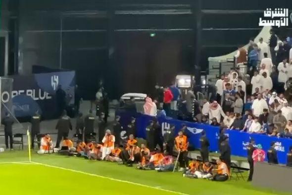 مغادرة سالم الدوسري ملعب المملكة أرينا عبر سيارة الإسعاف بعد إصابة قوية تعرض لها. #الهلال_الرائد #الدوري_السعودي_للمحترفين