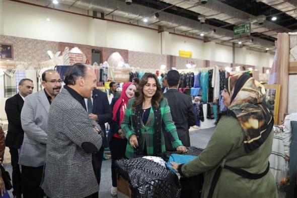 وزيرة التنمية المحلية تتفقد جناح برنامج تنمية الصعيد بمعرض تراثناالسبت 14/ديسمبر/2024 - 09:09 م
تفقدت الدكتورة منال عوض وزيرة التنمية المحلية ، مساء اليوم السبت جناح الوزارة في معرض «تراثنا 2024» للحرف اليدوية والتراثية، والذي يقام تحت رعاية رئيس الجمهورية، بمركز مصر للمعارض الدولية بالتجمع الخامس، خلال الفترة من 12 إلى 21 ديسمبر الجاري، ويُنظمه جهاز تنمية المشروعات المُتوسطة والصغيرة ومتناهية