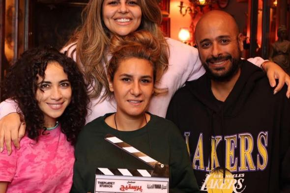 جريمة كوميدي، تفاصيل مسلسل «برستيج» للمخرج عمرو سلامةالسبت 14/ديسمبر/2024 - 09:07 م
يخوض المخرج عمرو سلامة تجربة درامية جديدة معنون بـ«برستيج» وهو مسلسل ينتمي لأجواء من الإثارة والتشويق، ولكن بإطار كوميدي. وتدور حلقات مسلسل برستيج حول12 شخصا من خلفيات مختلفة، تضعهم الظروف ليظلوا مقيدين داخل أحد كافيهات وسط البلد بسبب عاصفة ضخمة، ثم اكتشفوا وجود قتيل ما بينهم، عقب انقطاع كل الاتصالات،