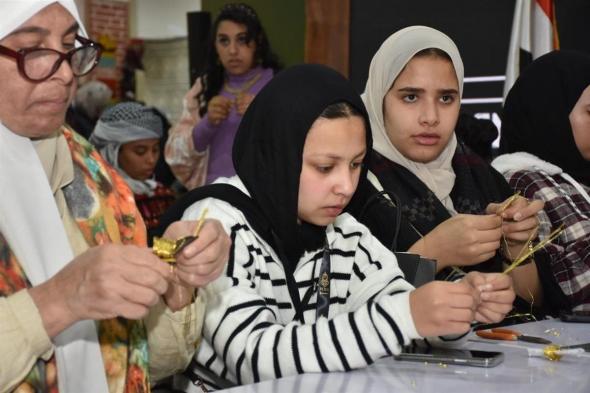 معرض تراثنا يستقبل آلاف الزوار اليوم الجمعة، يختتم فعالياته غدا السبت، إضفاء لمسات عصرية على المنتجات التراثية، وتخفيضات 50% في آخر يومينالجمعة 20/ديسمبر/2024 - 09:30 م
شهد معرض تراثنا للحرف اليدوية والتراثية إقبالا جماهيريا واسعا اليوم الجمعة حيث استقبل الآلاف من الزوار للاستمتاع بتجربة تسوق ثرية وفريدة لاستعراض واقتناء المنتجات اليدوية المشغولة على أيادي المهرة والحرفيين في جميع محافظات الجمهورية من أسوان وحلايب وشلاتين جنوبا حتى الإسكندرية شمالا، ومن الوادي الجديد