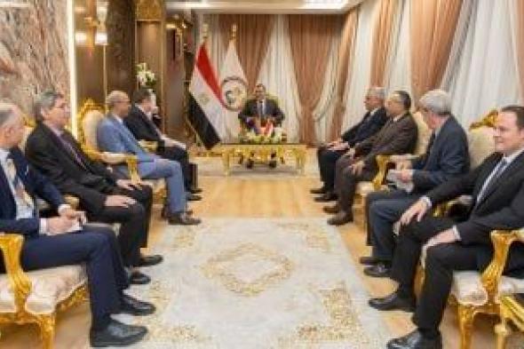 وزير
      الدولة
      للإنتاج
      الحربى
      يستقبل
      السفير
      الأرمينى
      لبحث
      أوجه
      التعاون
      المشترك